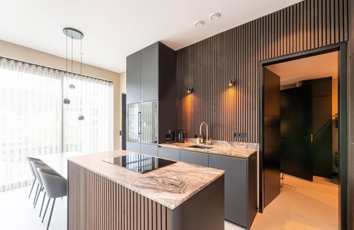 Zeewolde House | The perfect combination of luxury, comfort and relaxation. Whether you enjoy the jacuzzi, the refined decor or the beautiful view from the garden, this villa offers a holiday experience at the highest level.