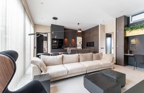 Zeewolde House | The perfect combination of luxury, comfort and relaxation. Whether you enjoy the jacuzzi, the refined decor or the beautiful view from the garden, this villa offers a holiday experience at the highest level.