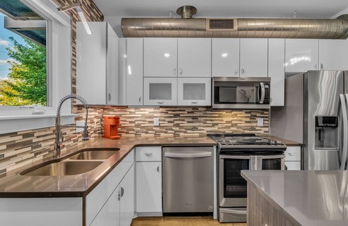 Cleveland Park House | The Perfect Nashville Getaway, Rooftop Deck, Sleeps 6, minutes from downtown!