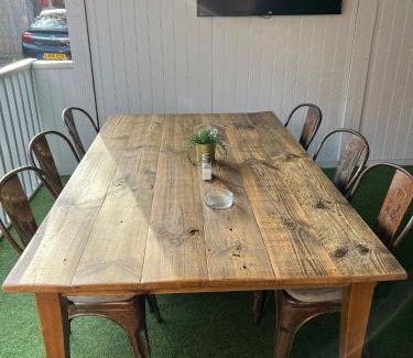 Mortlake Hotel | The Pig and Whistle