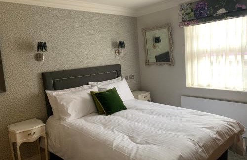 Mortlake Hotel | The Pig and Whistle