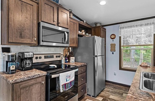 Hadley Cottage | The Pine Ridge Retreat - A Cozy Great Sacandaga Cottage with Private Lake Access