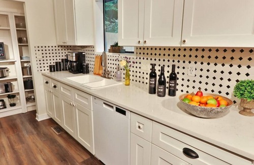 College Place House | The Pines, Newly Remodeled Lodge-Style Home in Quiet Cul-de-Sac