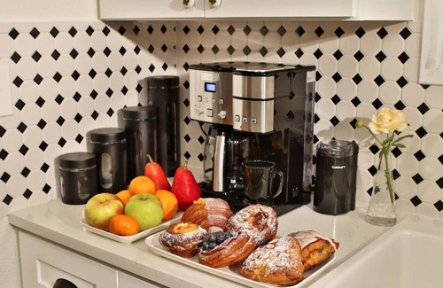 College Place House | The Pines, Newly Remodeled Lodge-Style Home in Quiet Cul-de-Sac