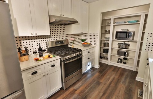 College Place House | The Pines, Newly Remodeled Lodge-Style Home in Quiet Cul-de-Sac