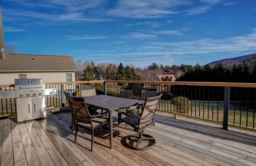 Oakley House | The Pink House on Floyd - 3 bedroom with hot tub, large deck, and fenced yard.
