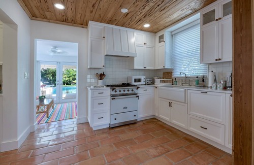 Southland Park Villa | The Pink Orchid Beach House + Stunning Pool!