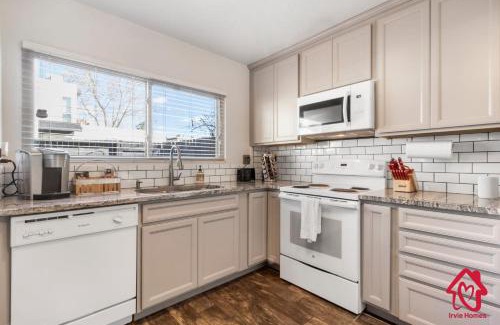 Northeast Heights House | The Plaza - An Irvie Home w Summer Pool