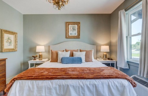 Historic Downtown Manteo Hotel | The Poets Sanctuary Room