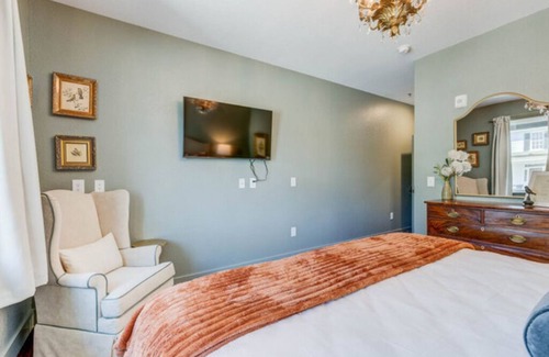 Historic Downtown Manteo Hotel | The Poets Sanctuary Room