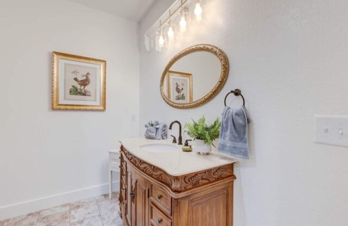 Historic Downtown Manteo Hotel | The Poets Sanctuary Room