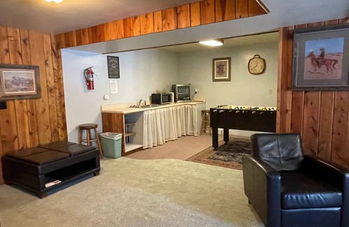 Rapid City House | The Ponderosa Secluded Cabin 5 miles to Lake Pactola! Central air! Hot tub!WIFI!