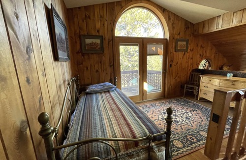Rapid City House | The Ponderosa Secluded Cabin 5 miles to Lake Pactola! Central air! Hot tub!WIFI!