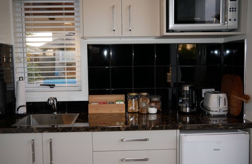 Napier Bed & Breakfast | The Pool House Bed & Breakfast - Near Marine Parade Napier