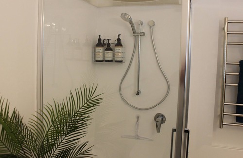 Napier Bed & Breakfast | The Pool House Bed & Breakfast - Near Marine Parade Napier
