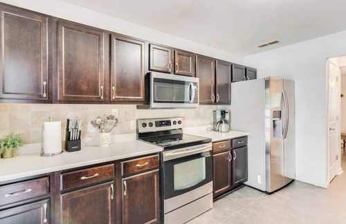 Conyers House | The Poolside 4BR Stylish Luxury Sanctuary