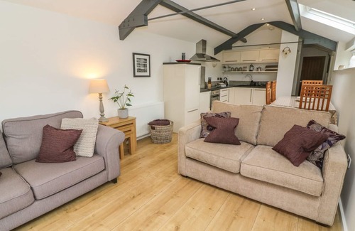 Burton Cottage | THE POTTING SHED, romantic, with a garden in Burton-In-Kendal