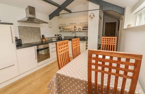 Burton Cottage | THE POTTING SHED, romantic, with a garden in Burton-In-Kendal
