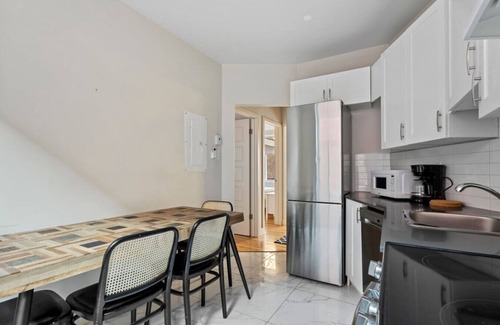 Cote-Des-Neiges—Notre-Dame-De-Grace Apartment | The Prestige Stay | Chic & Bright 3BR in NDG
