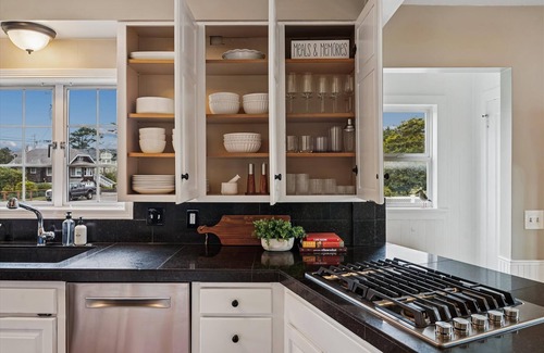 Seaside House | The Purple House | Sleeps 6 | Hot Tub