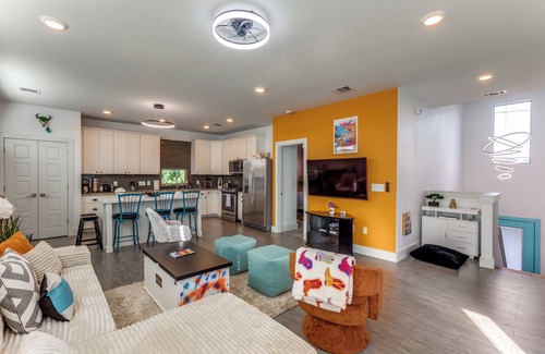 Govalle House | The Q - A modern Austin House w/7 Beds, 3 baths Hot Tub, Golf Sim + DT