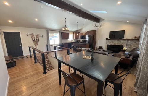 Bailey House | THE RÛSTIC MTN HOUSE 4B 3BA Cal Spas Hot Tub 2.5 Acres Private 🌲