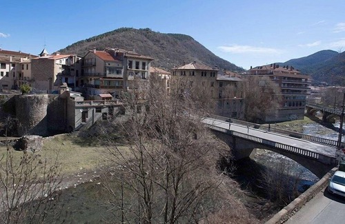 Ripoll Apartment | The Raval de Ripoll, Apartamento moderno con vistas al río y a la muralla