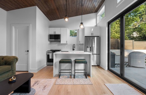 Oakhurst House | The Raven - Charlotte’s Luxury Guesthouse