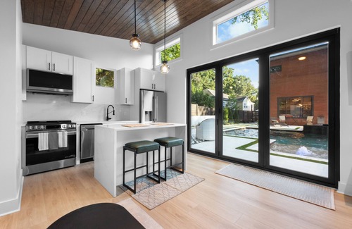 Oakhurst House | The Raven - Charlotte’s Luxury Guesthouse