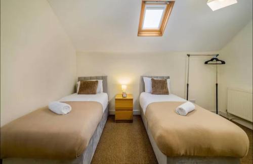 Crosby House | The Red Retreat, 7 Beds, Garden, Free Parking, Contractors, Fast Wifi, Smart TV