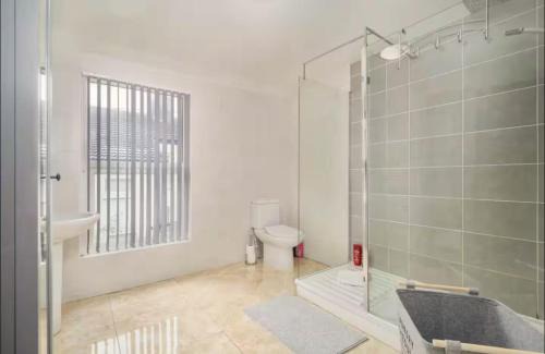 Crosby House | The Red Retreat, 7 Beds, Garden, Free Parking, Contractors, Fast Wifi, Smart TV