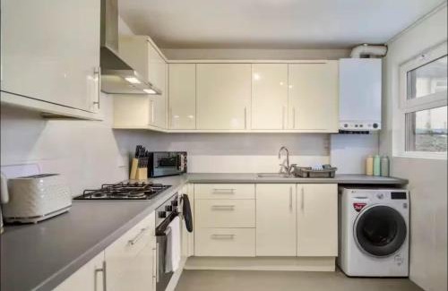 Crosby House | The Red Retreat, 7 Beds, Garden, Free Parking, Contractors, Fast Wifi, Smart TV