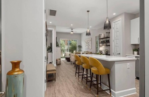 The Woodlands Apartment | The Retreat · 5 * Lux King, Wifi, Gym, Resort