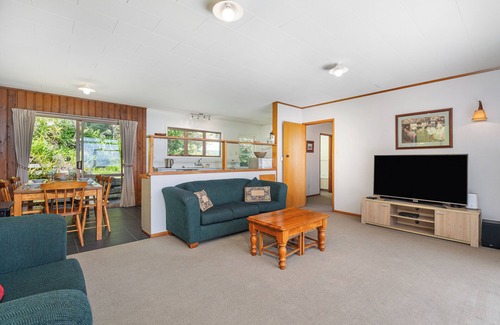 Ferry Landing Cottage | The Retreat - Front Beach Bach