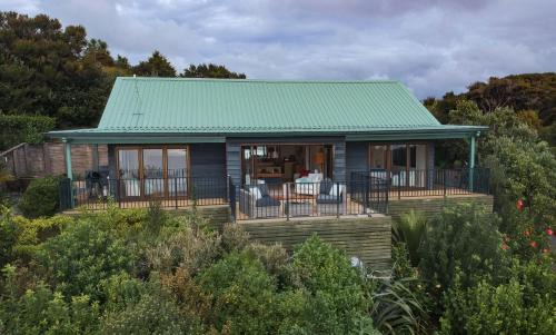 Te Ngaire House | The Retreat - Luxury Hillside villa at Te Ngaere Bay