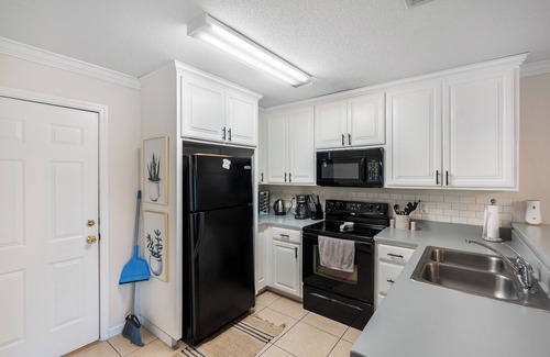 Valdosta House | The Reveille Retreat – Pet-Friendly 3BR w/Grill & Yard, Near Moody AFB