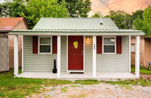 Geneva-on-the-Lake House | The Riesling Cottage - GOTL Strip - Cozy & Quaint