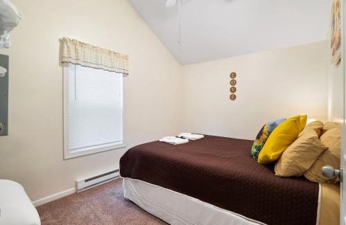 Geneva-on-the-Lake House | The Riesling Cottage - GOTL Strip - Cozy & Quaint