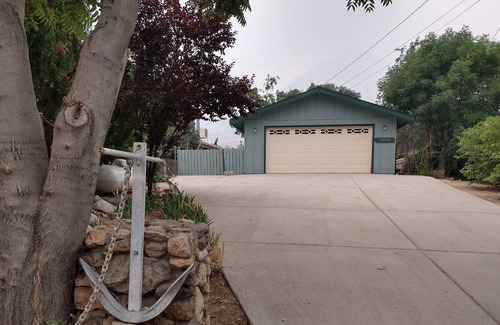 Kernville Cabin | The Rock House: Cozy cabin right on the river!
