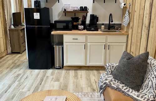 Logan Cabin | The Roost Hocking Hills Tiny Home - Pet Friendly!