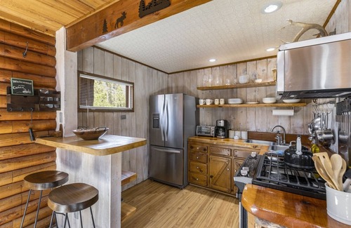 Idyllwild Cabin | The Rose Cabin with a spa