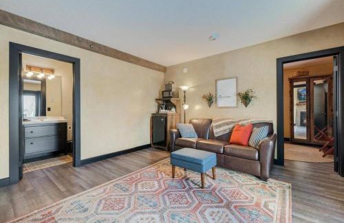 Berlin Apartment | The Rustic Suite - Main Street Lodge in Berlin