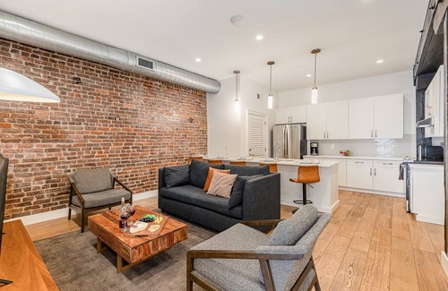 Downtown Nashville Cottage | The Saddlery - Mic Drop - Walk to Broadway