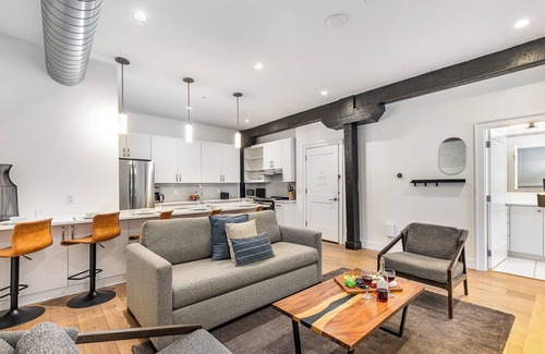 Downtown Nashville Cottage | The Saddlery - Mic Drop - Walk to Broadway