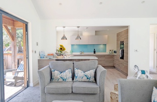 East Wittering Cottage | The Salt Shack - Bracklesham - a bungalow that sleeps 6 guests in 3 bedrooms