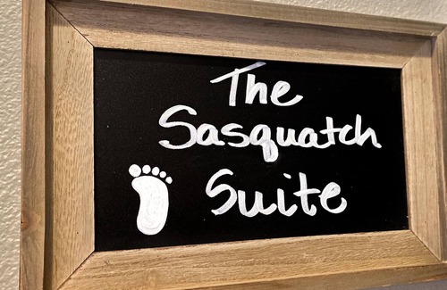 Sisters Apartment | “The Sasquatch Suite” - Sisters Bunkhouse DOWNTOWN