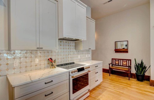 Sheridan Apartment | The Sheridan Suite | Historic Main St. Loft