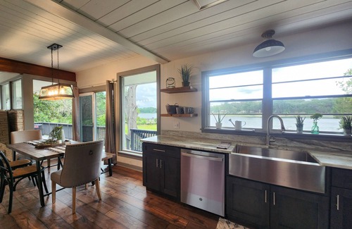 Silver Springs House | The Silver Springs Lakefront Cottage - with Canoe