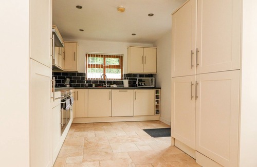 Hurst Green Cottage | THE SMITHY, family friendly, character holiday cottage in Hurst Green