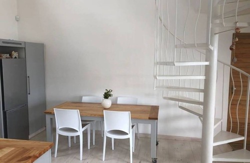 Cape Peninsula House | The sound of the ocean is audible for this great getaway home